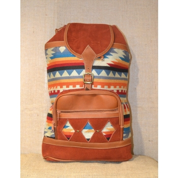 Plecak damski etniczny koloru ceglastego ze skóry zamszowej z wełnianym materiałem.